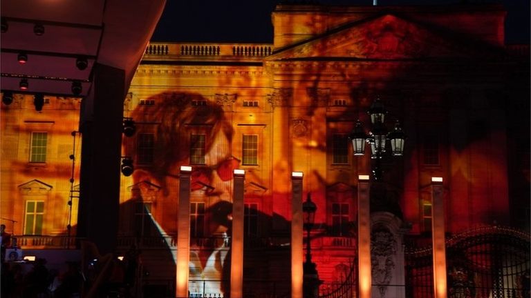В числе "виртуальных" участников концерта был Элтон Джон. В Лондоне его в этот день не было, и во время шоу выступление было показано в записи, при этом видео проецировалось на фасад Букингемского дворца.
