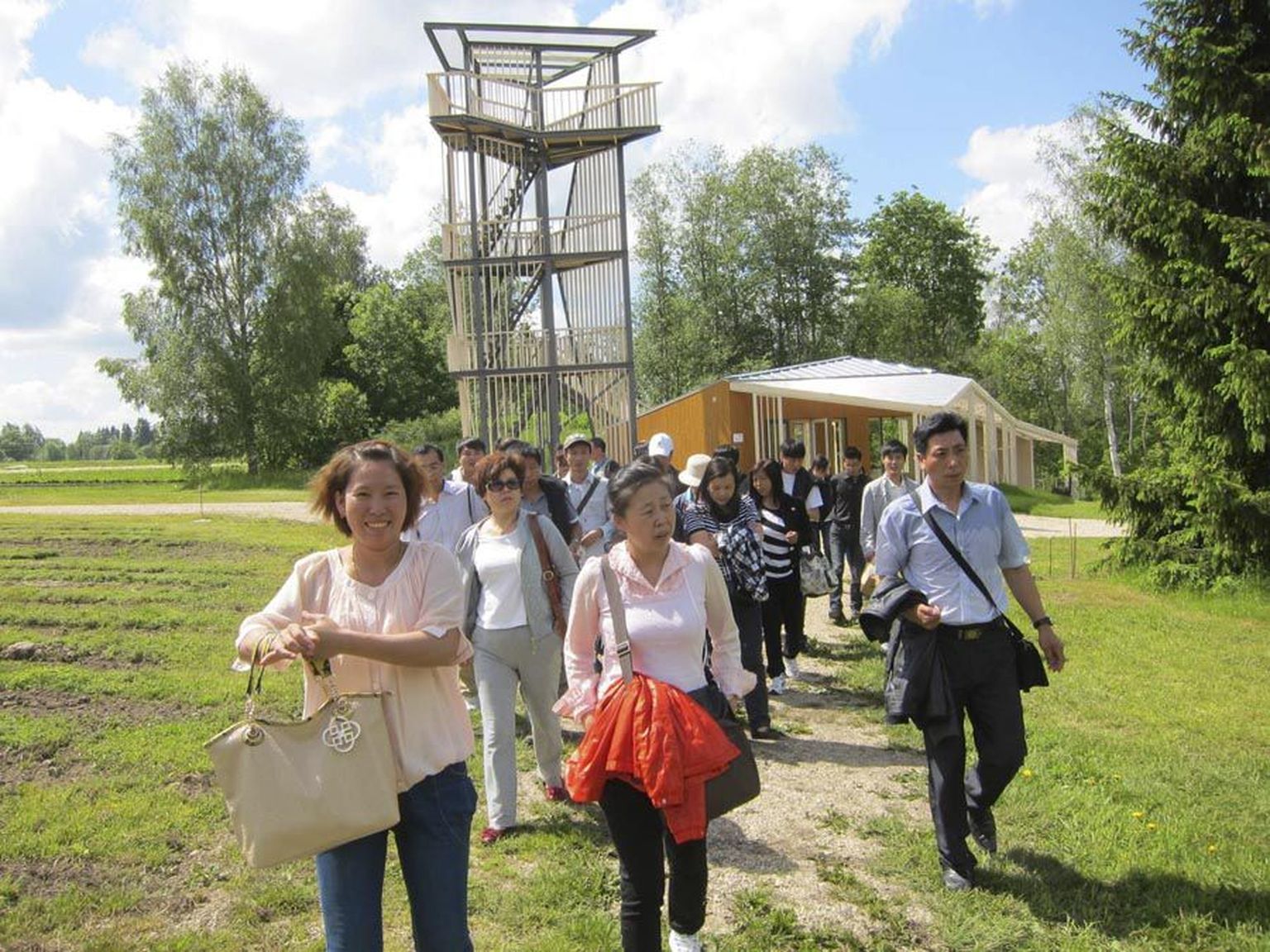 Teel Tallinnast Riiga tegi hiinlaste turismigrupp läinud nädalavahetusel lõunapausi Energia talus ning uuris sealseid vaatamisväärsusi.