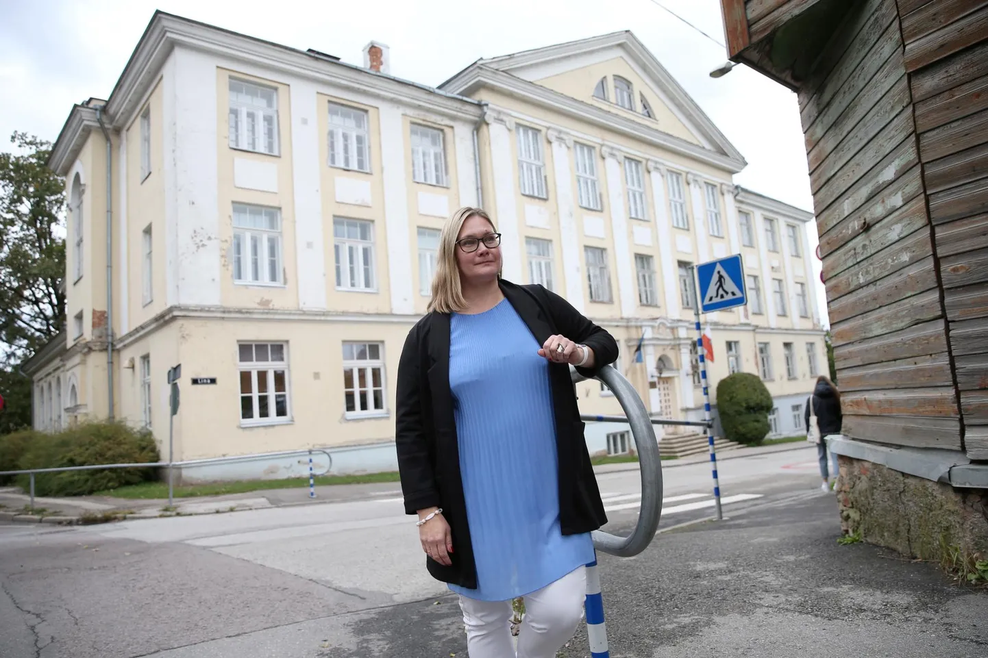 Tartu Karlova kooli uus direktor Krista Andreson katsub ikka igal hommikul koolimaja ees õues lapsi tervitada, et nood teada saaksid, kes ta selline on. Tavaliselt on tal rinnas ka suur nimesilt.