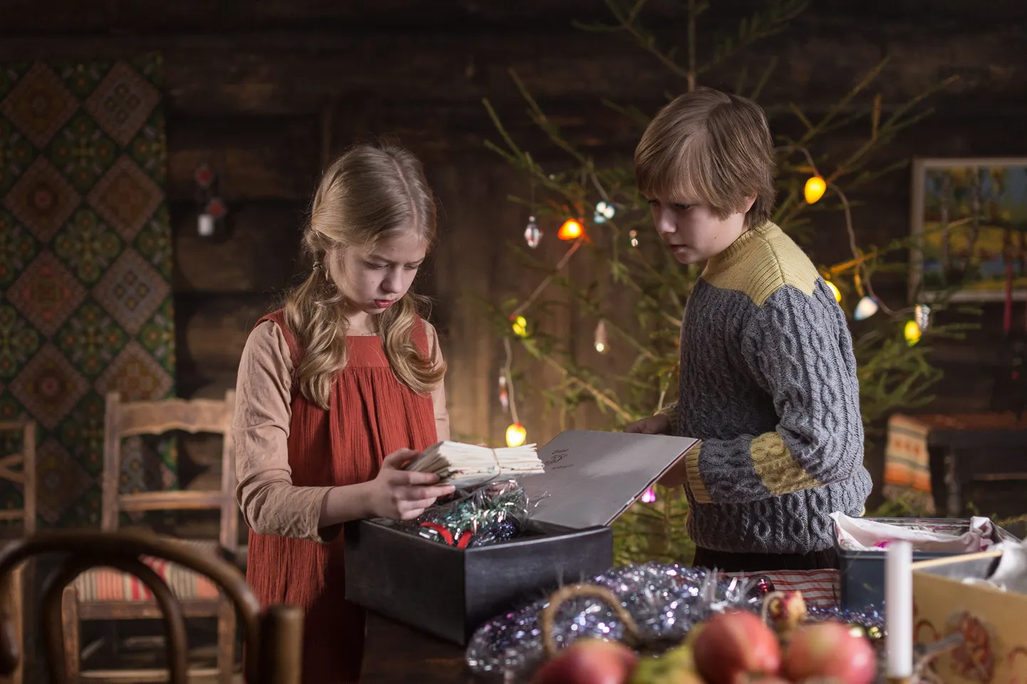 Kaader filmist: peaosades Paula Rits ja Siim Oskar Ots.