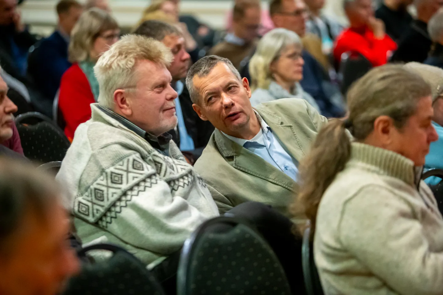 SKEPTILISED on Saaremaale plaanitava 330-kilovoldise kõrgepingeliini osas Kristjan Moora (paremal) Ida-Saaremaalt ja Kaupo Vipp Sõrvest.