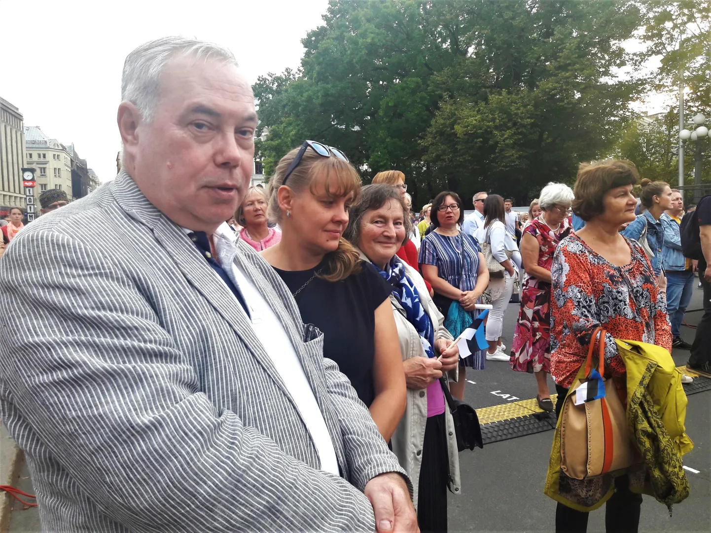 Ants Liimets, Kairi Johannes, Silvia Remmel ja Tiiu Toom Riia Vabadussamba juures toimunud rahvapeol.