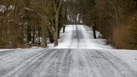 Transpordiamet hoiatab: lumesadu on muutnud teed väga libedaks