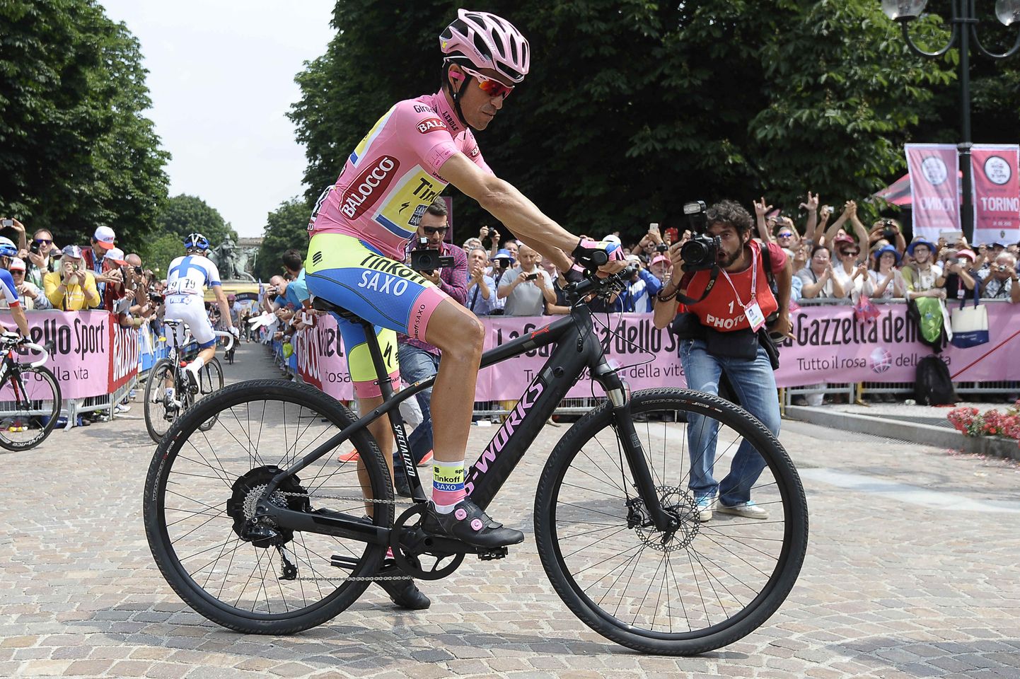 Альберто Контадор на своем велосипеде во время итальянской гонки "Джиро".