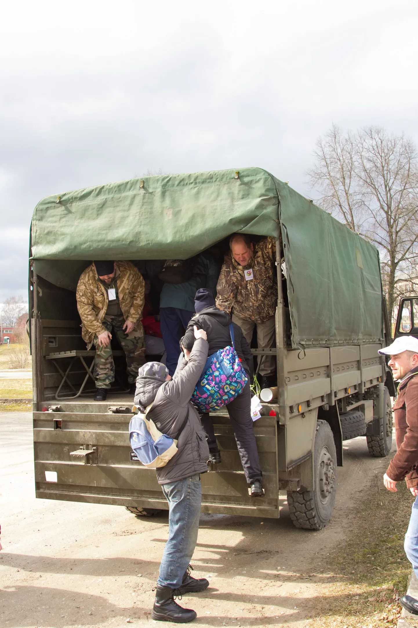 Riburada Kaitseliidu veoauto kasti ronides tekkis tunne, nagu oleksin immigrant, kes üritab üle piiri tõotatud maale saada.
