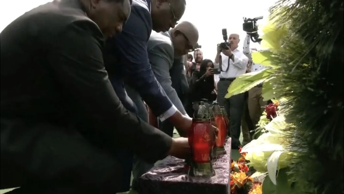 Африканские лидеры возлагают цветы на мемориале в Буче.