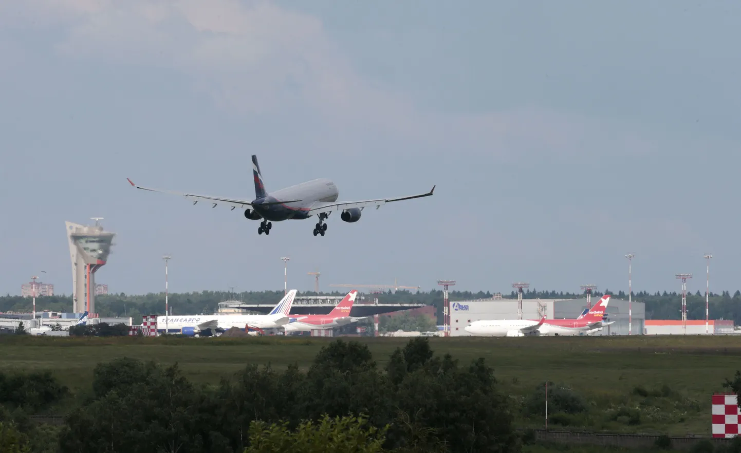 Aerofloti lennuk, mille pardal on Edward Snowden, valmistub maanduma Šeremetjevo lennuväljale.