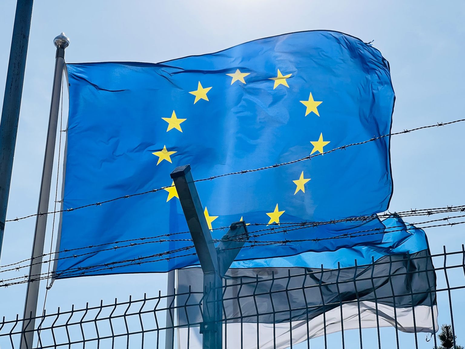 Флаги ЕС и ЭР.