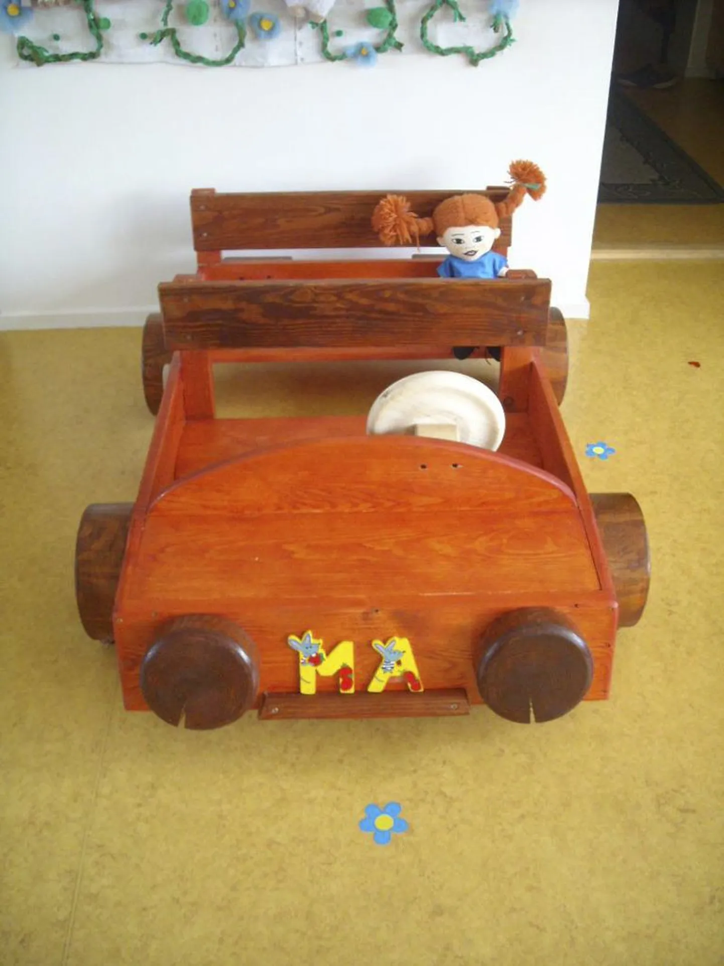Haljala lasteaiale Pesapuu meisterdas kohalik ettevõte vahvad orginaalsed puidust mänguasjad.
