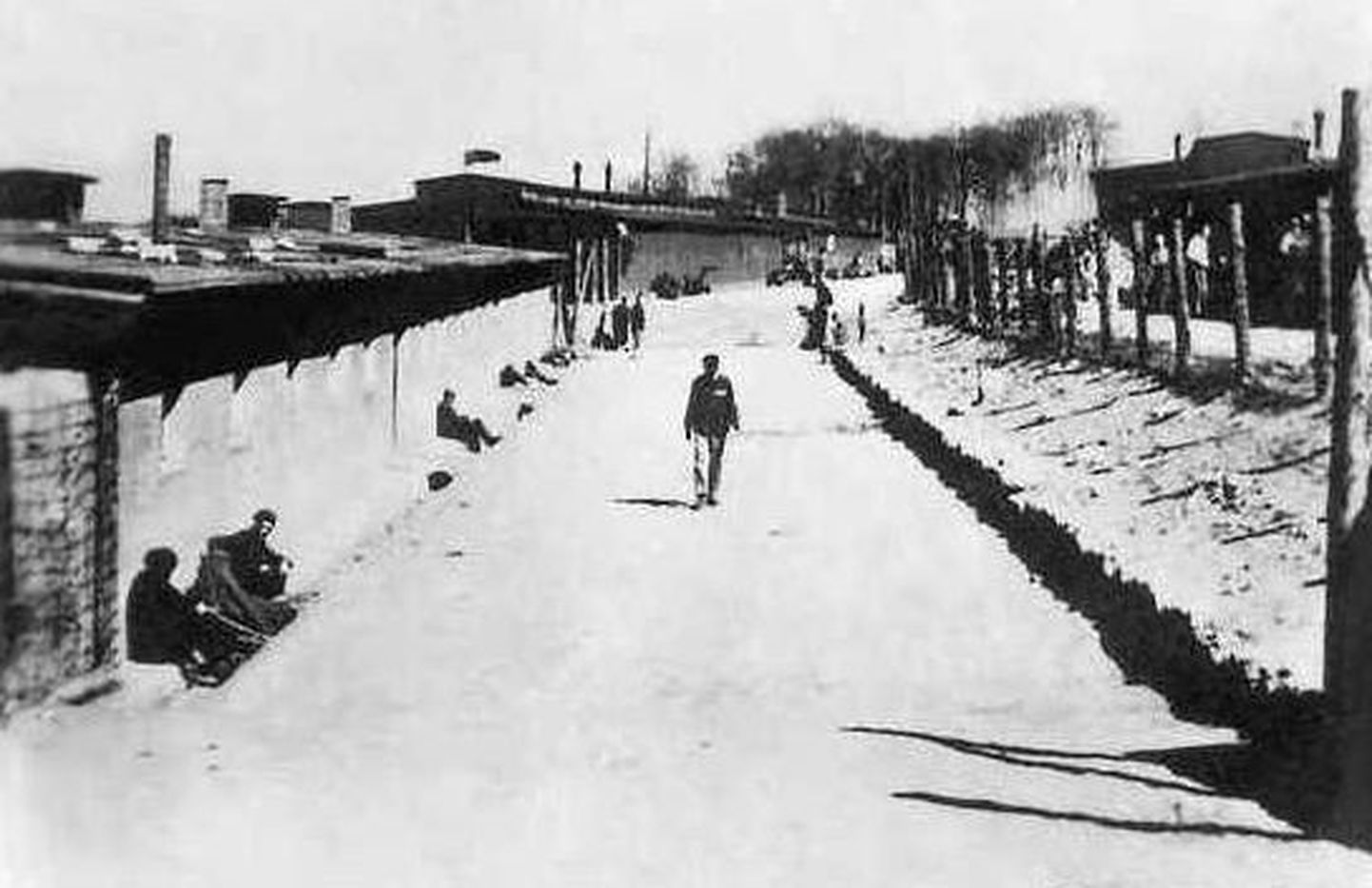 USA saadab endise koonduslaagrivalvuri riigist välja. Fotol Buchenwaldi koonduslaager 1945. aastal