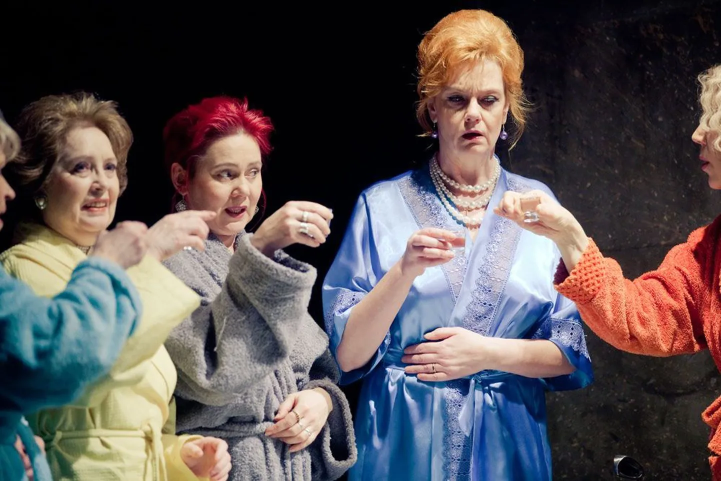 Väike viinapits ja kohe heidavad naised hommikumantlid õlgadelt. Fotol Ene Järvis (Jessie), Merle Jääger (Cora), Liina Tennosaar (Celia) ja Külliki Saldre (Chris).