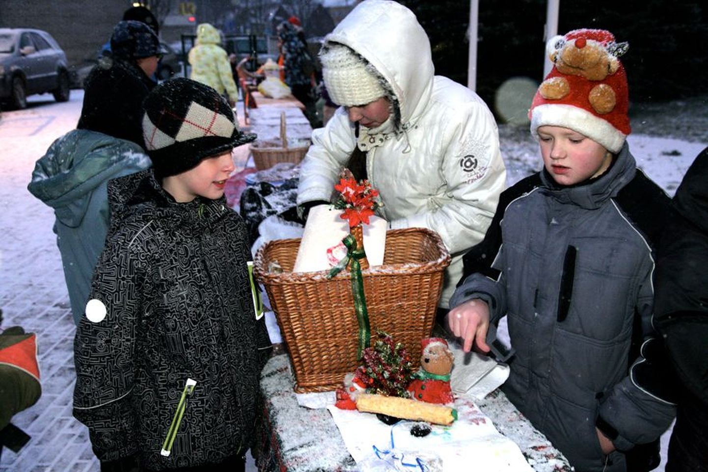 Türi põhikooli õpilane Mari Roos (keskel) pakkus Türil noortekeskuse juures toimunud Järvamaa õpilaste jõululaadal muffineid.