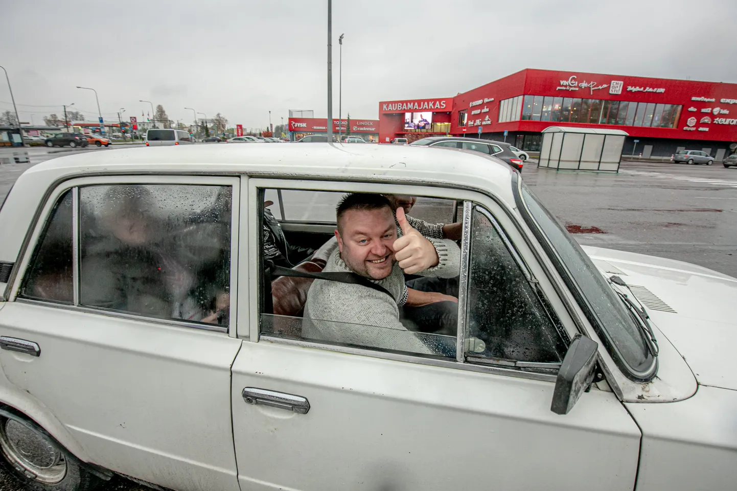 Lada Ride klubi nostaligaautod alustasid Pärnu Kaubamajaka parklast paraadsõitu maanteemuuseumisse Põlvamaal.