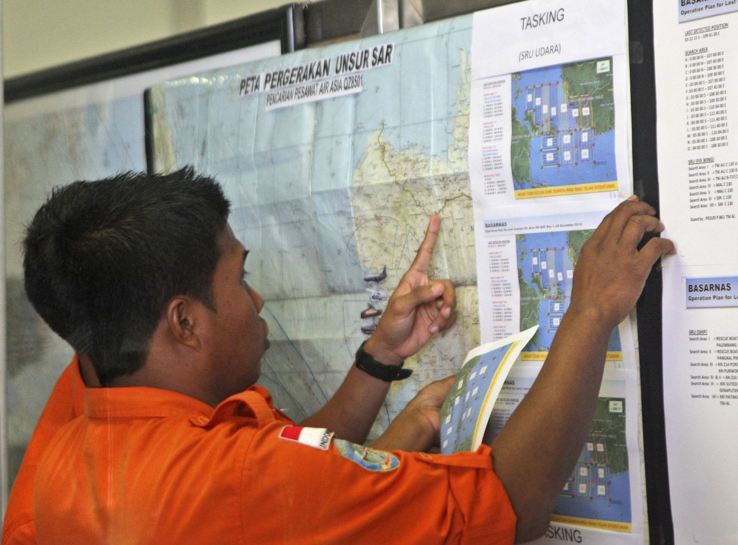 Indoneesia päästemaeti töötaja Surabaya lennujaamas täna otsinguala kaarti uurimas.