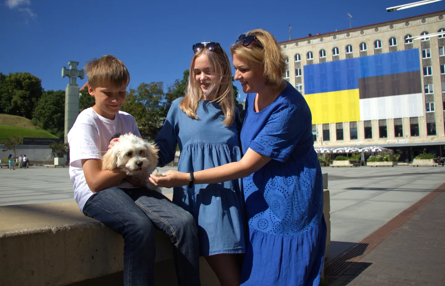 Юлия Дубенко, беженка из Украины со своими детьми на площади Вабадузе. Ее дочь и сын будут ходить в обе школы, создаваемые в Таллинне для украинцев.