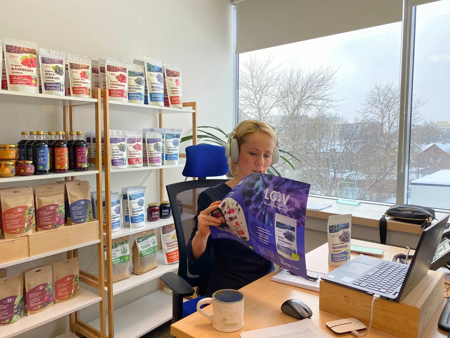 Virtuaalsel messil toimuvad kliendikohtumised kaamerasilma vahendusel – LOOV Organicu ekspordijuht Liis Kalvik tutvustab potentsiaalsetele äripartneritele oma tooteid.