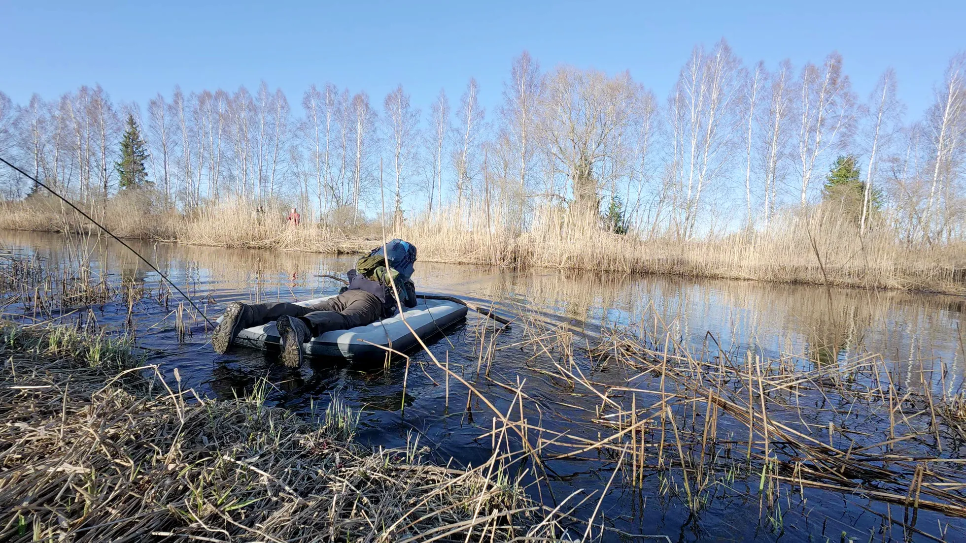 Iti-Jantra Eesti otseretkel Navesti jõge ületamas. Täispuhutav madrats oli enne jõe äärde peidetud, et mitte lisaraskust seljas tassida. Näiteks ühe järve ületasid matkasellid täispuhutava kajakiga, mis oli samuti sinna ette viidud.