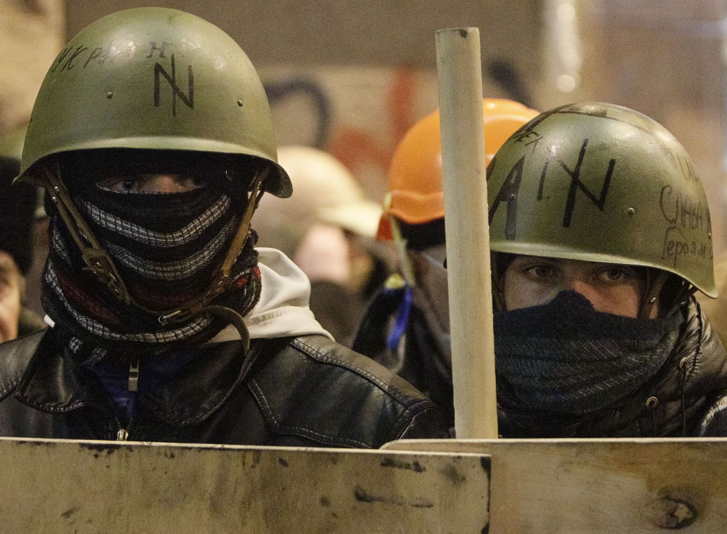 Valitsusvastased meeleavaldajad linnavalitsuse juures Kiievis.