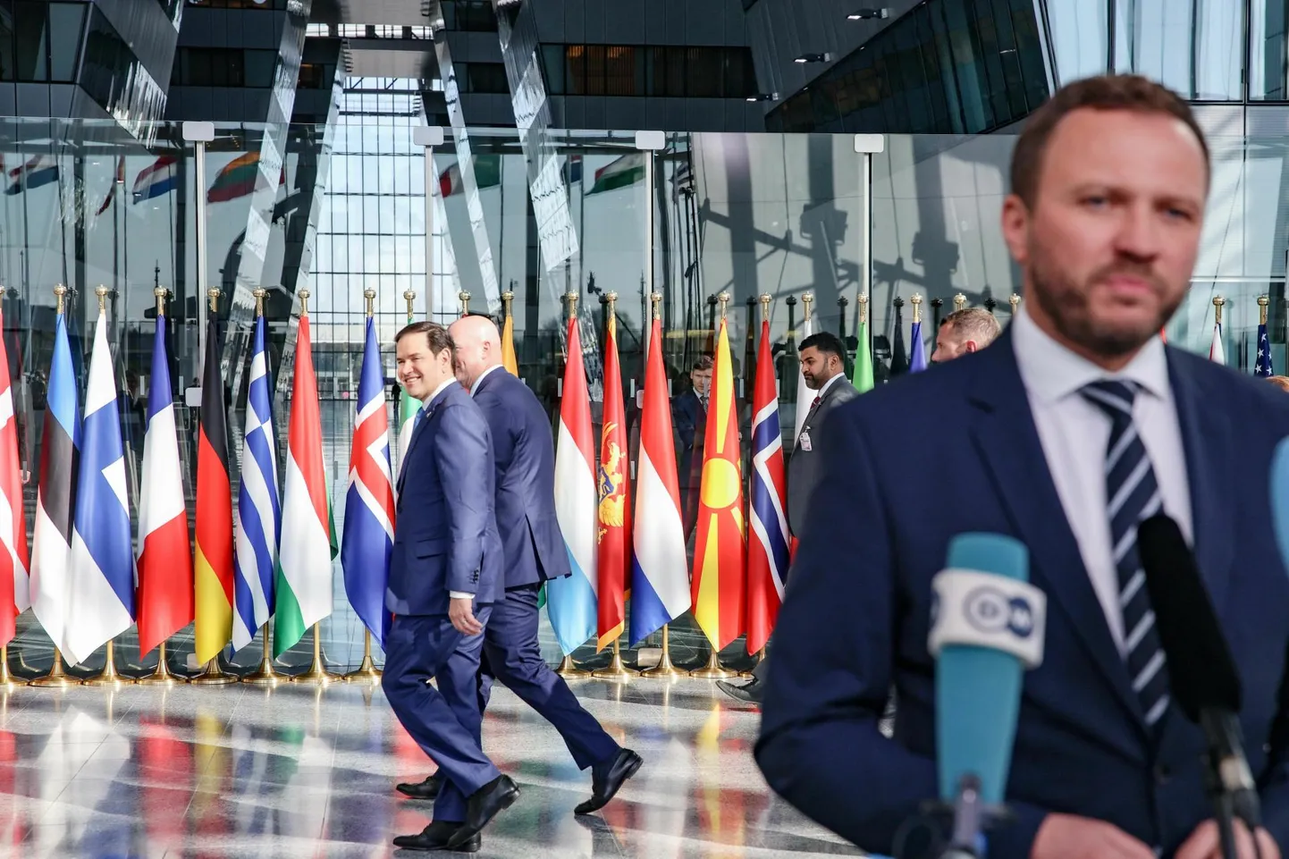Ameeriklase photobombing: ajal, kui välisminister Margus Tsahkna NATO kohtumisele sisenedes ajakirjanike küsimustele vastas, jalutas tema selja tagant mööda Marco Rubio.