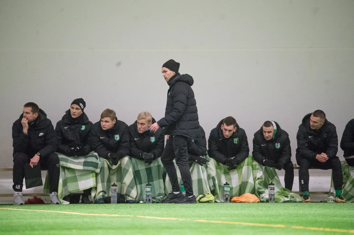 Jürgen Henn taliturniiri kohtumises Paidega floralasi juhendamas.