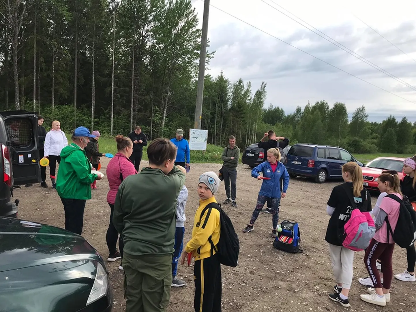 Kettagolf on seltskondlik spordiala, mida saab harrastada igaüks. Nii tutvustati enne võistlust "Järva maleva open 2020" registreerunutele reegleid ja mänguvõtteid, et esimest korda rajaleminejad saaks mängust täit mõnu tunda.
