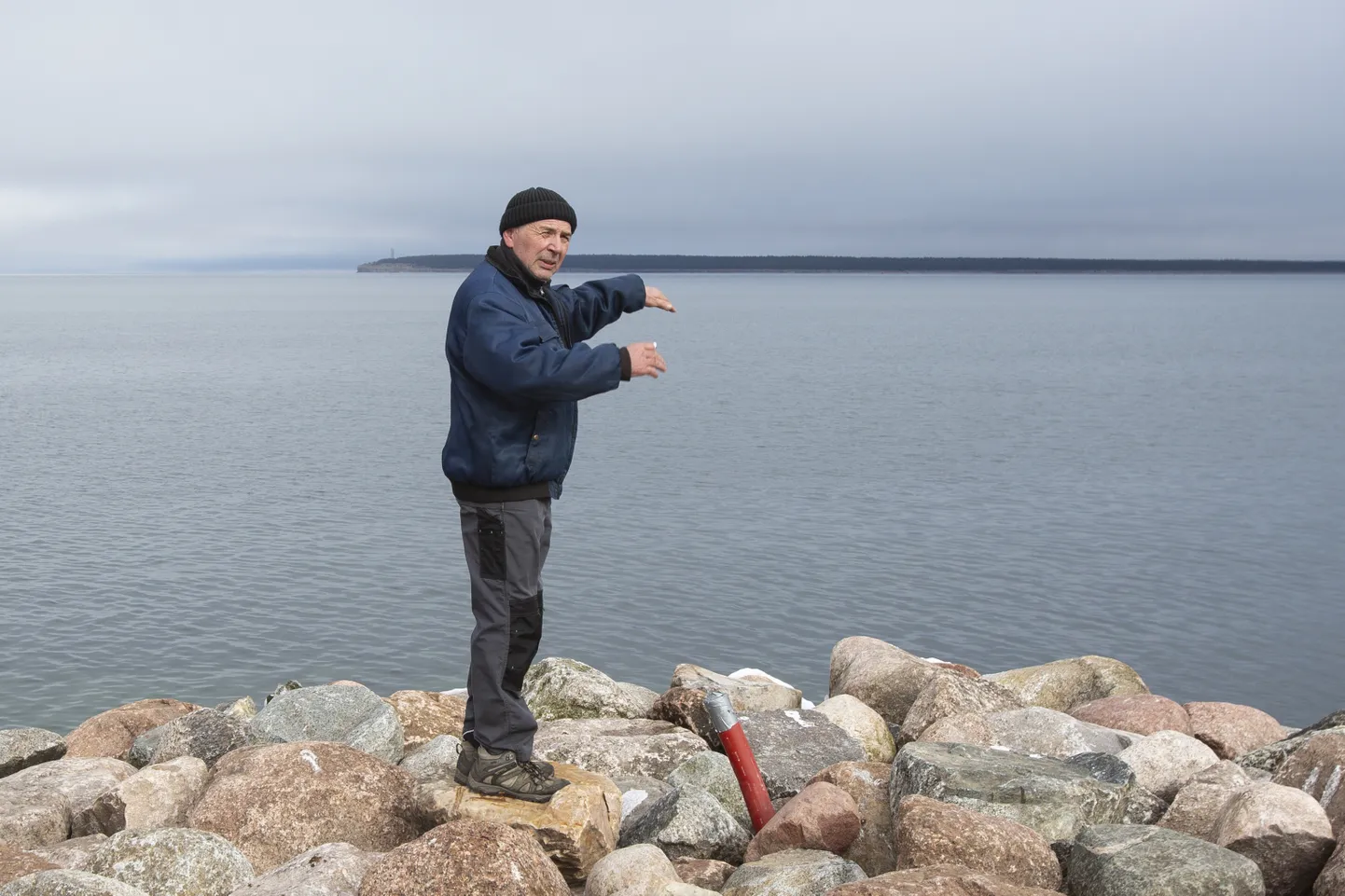 EVALD SOSNIN ütleb, et märtsi esimese nädala lõpus ulatus tuule kiirus 20 m/s ning kohe hakkasid kivid muuli otsast pudenema.