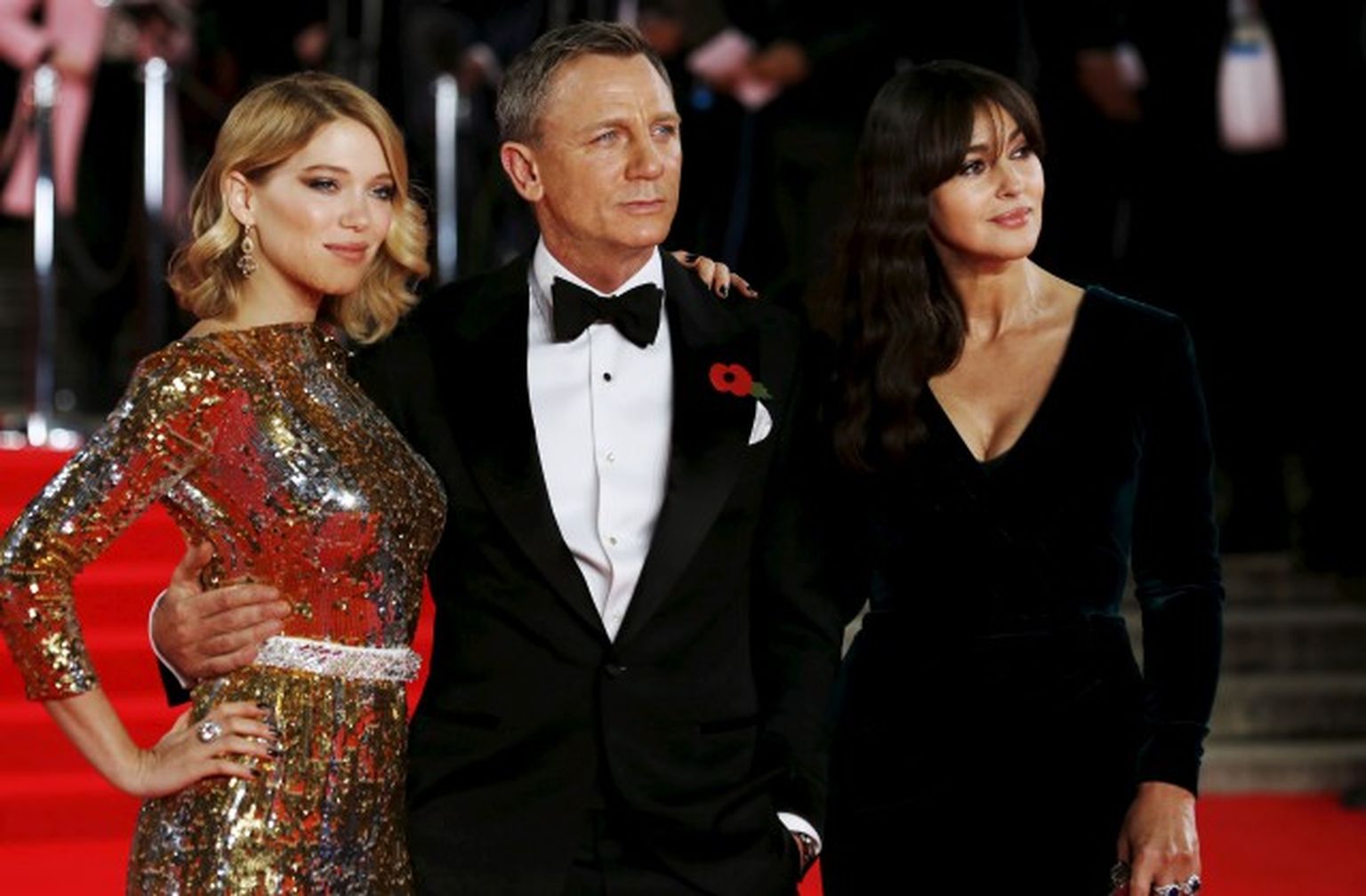 Aktrise Lea Seidū (Lea Seydoux), Daniels Kreigs (Daniel Craig) un Monika Beluči jaunās Džeimsa Bonda filmas "Spectre" pirmizrādē