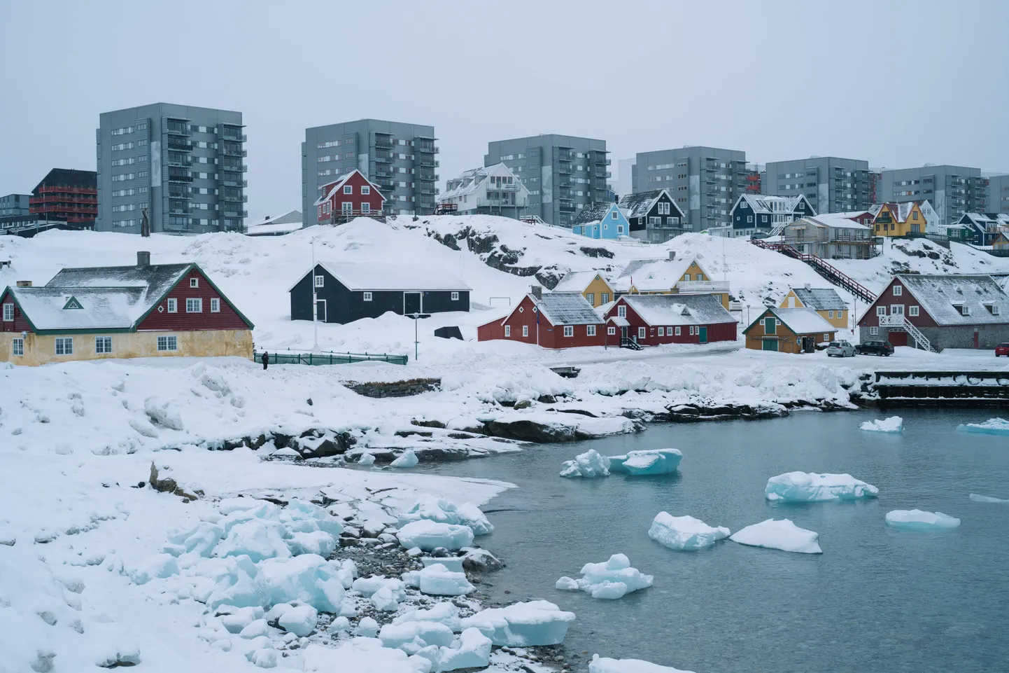 Grenlandes galvaspilsētas Nūkas ainava 2025.gada martā