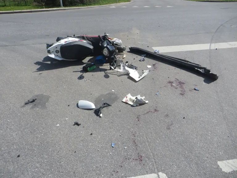 Antslas põrkasid kokku sõiduauto ja mopeed.