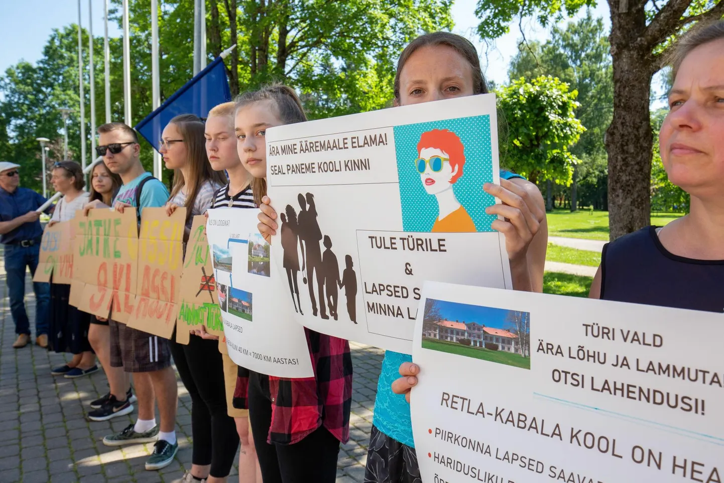 Kolm aasta tagasi saabus Retla-Kabala koolipere volikogu istungile plakatitega nõudma, et nende kool saaks jätkata senisel kujul.