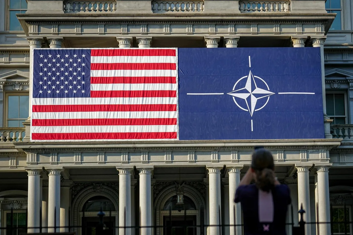USA ja NATO lipud ehtimas ekspresident Eisenhoweri nime kandvat hoonet Washingtonis.