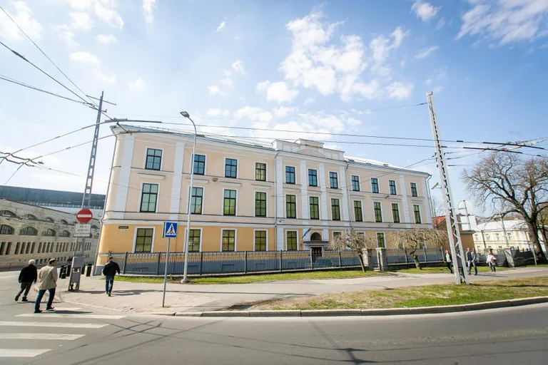 Кроме того, что в главном здании КаПо на Тоомпуйестеэ, 3 не хватает помещений, оно само в очень плохом состоянии. Кроме расширения, нужно провести и обновление.