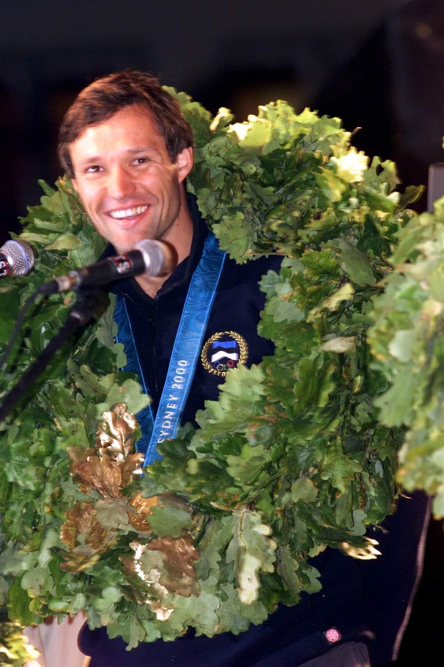 Erki Nool Sydney olümpiavõitjana Raekoja platsi vastuvõtul. Kokku võitis Nool tiitlivõistlustelt neli medalit.