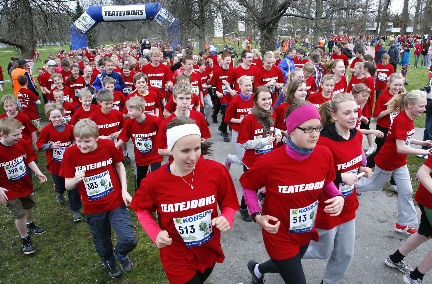 Üle 1000 punastes särkides põhikooliõpilase osales Pärnu rannapargis heategevuslikul teatejooksul.