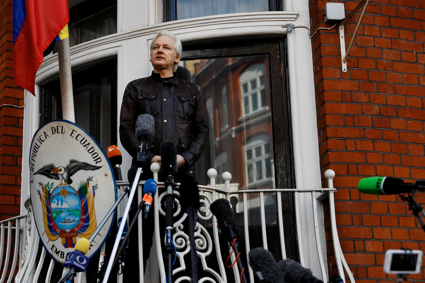 Julian Assange saatkonna rõdul.