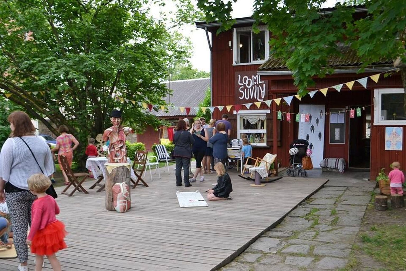 Laadad on loomesuvila üheks väljundiks. saab müüa ja osta Saaremaa oma kaupa.
Tervisepäev kutsus kokku hulga huvilisi, noori ja natuke 
vanemaid.
Foto: liise k
