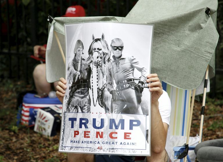 Trumpi Orlandosse ootavate poolehoidjate plakat.