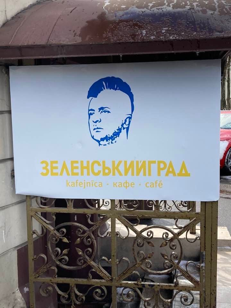 Вывеска с названием "Зеленськийград" на рижском кафе "Ленинград"