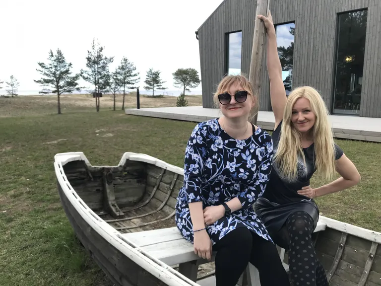 Dagmar Lamp ja Kristina Herodes Tulivee rannaresto ees. Kogu pealinnast piirilinna kulgemise seiklus on täis loksutavaid elamusi elumere lainetel.