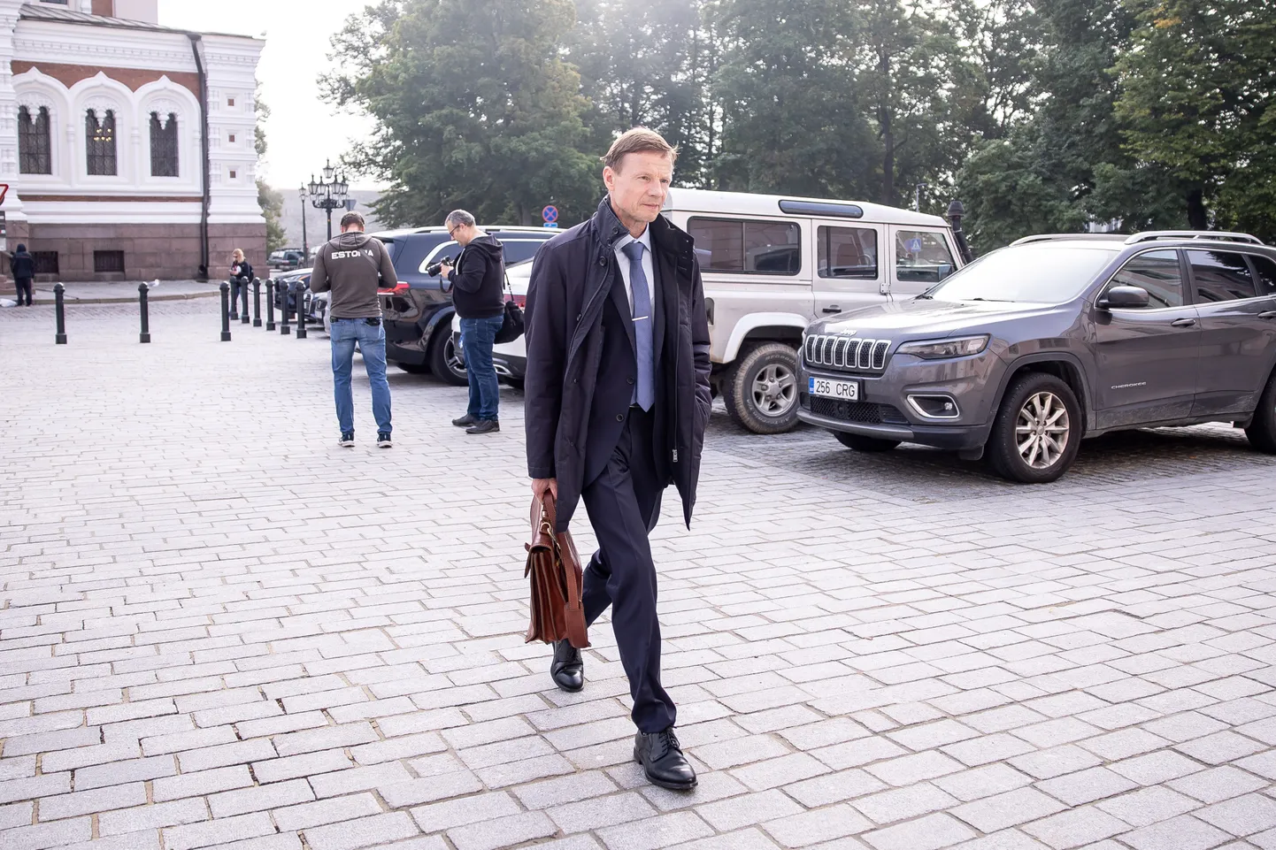 Aivar Sõerd riigikogu hoone juures.