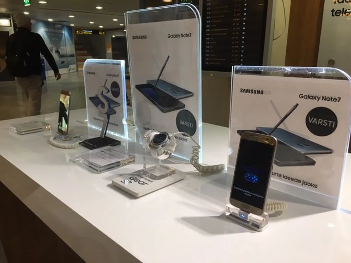 Note 7 stend Tallinna lennujaamas