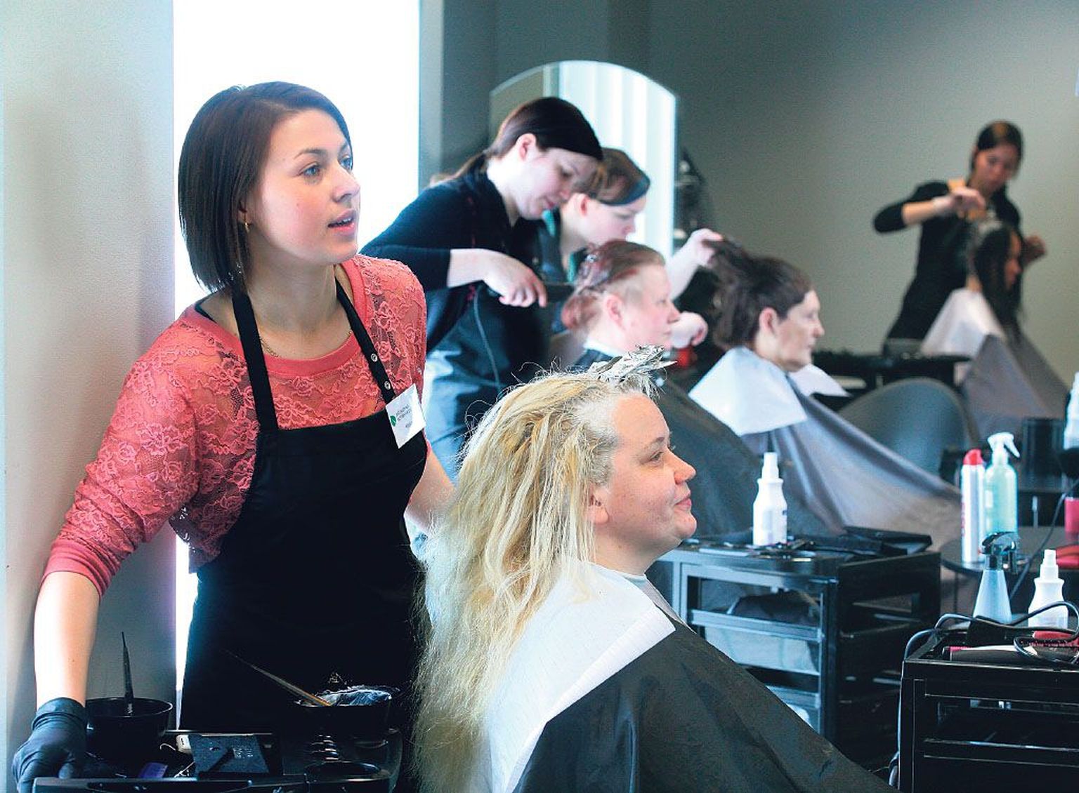 Juuksuriõpe Pärnumaa kutsehariduskeskuses kestab poolteist aastat. Esmalt omandab noor juuksur teoreetilised teadmised ja seejärel aasta jooksul praktilise kogemuse nii pildil olevas kutsehariduskeskuse juuksurisalongis kui mõnes firmas töötades.