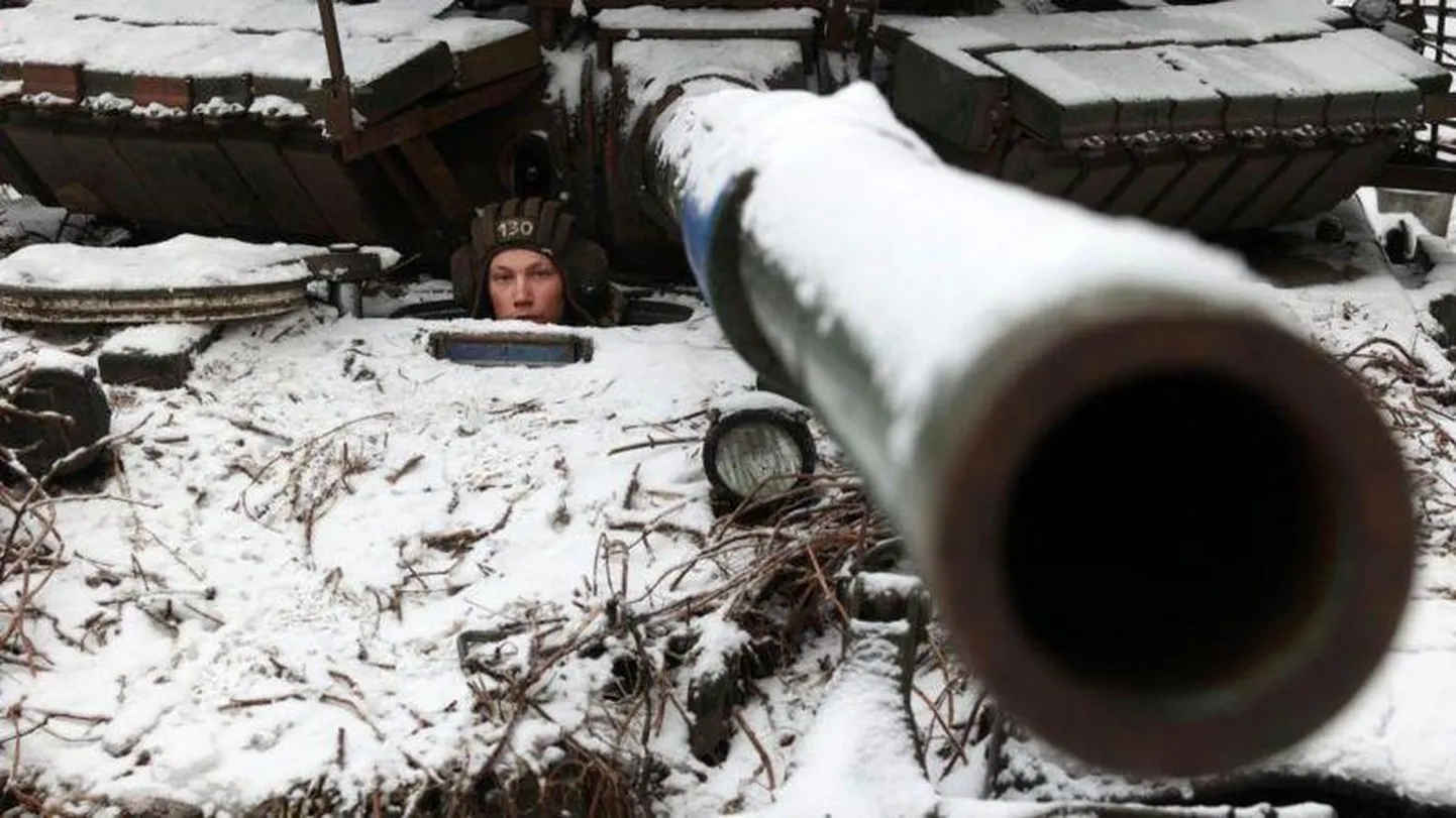 Украинский солдат в своем танке возле Бахмута. На этом участке фронта продолжаются тяжелые бои, российская армия наступает, пытаясь отбросить ВСУ от окраин города