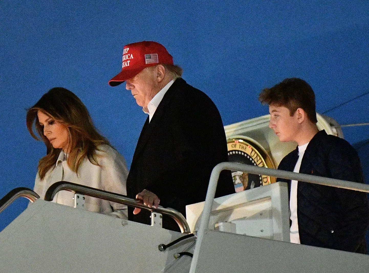 Melania, Donald ja Barron Trump.