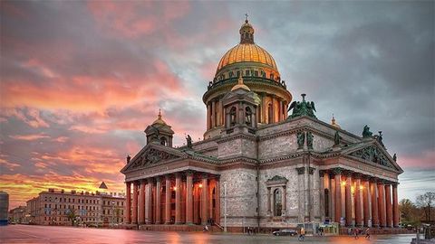 Символично: молния ударила в крест Исаакиевского собора в Санкт-Петербурге