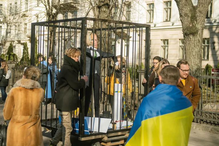 Pie Ukrainas vēstniecības pulcējas cilvēki un notiek uzrunas