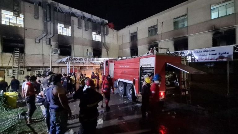 У больницы Ибн аль-Хатыб после пожара.