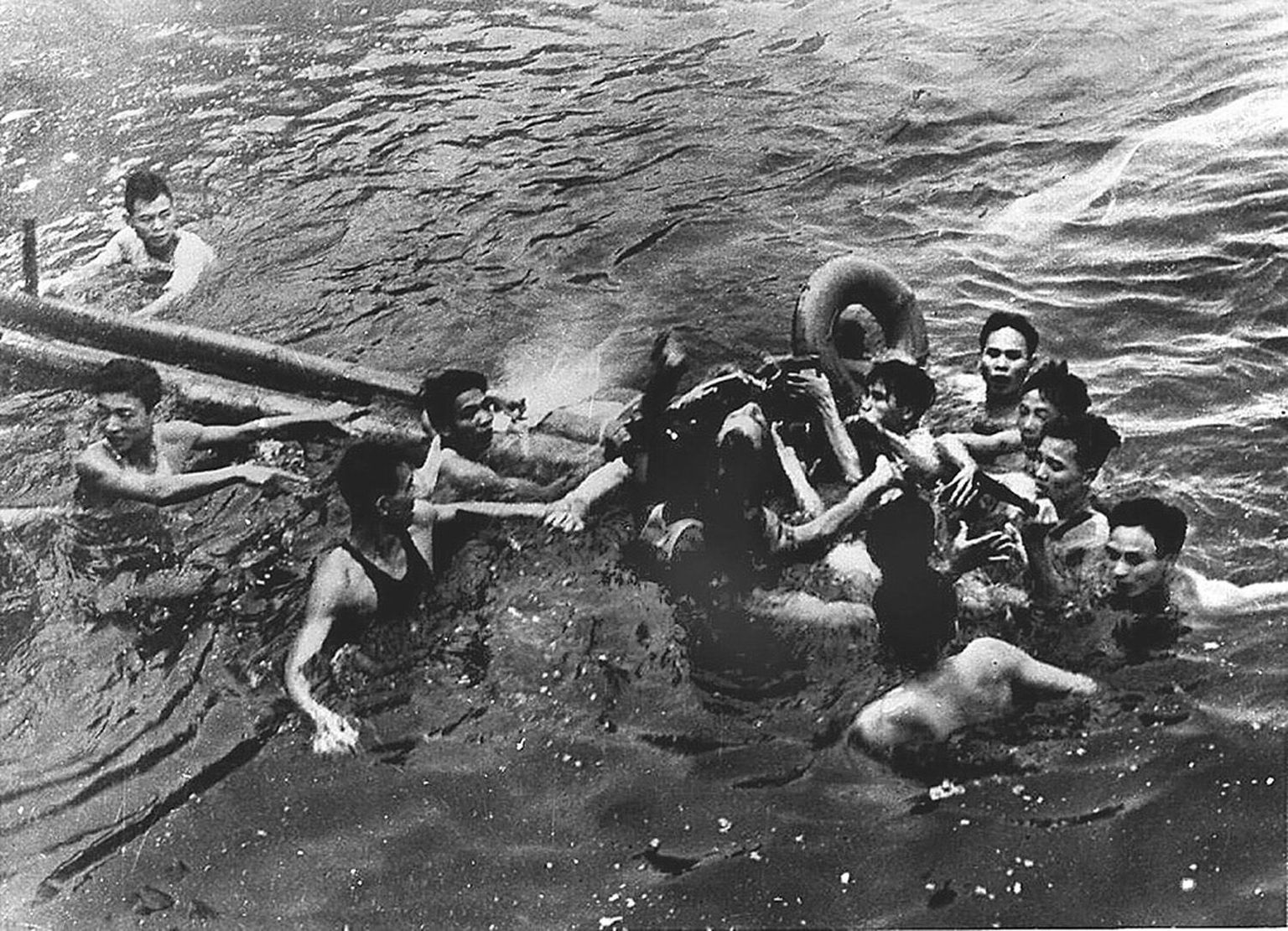 USA Kongressi raamatukogu arhiivis hoitud foto sellest, kuidas vietnamlased tõmbavad Truc Bachi järvest välja lennukiga alla kukkunud John McCaini.