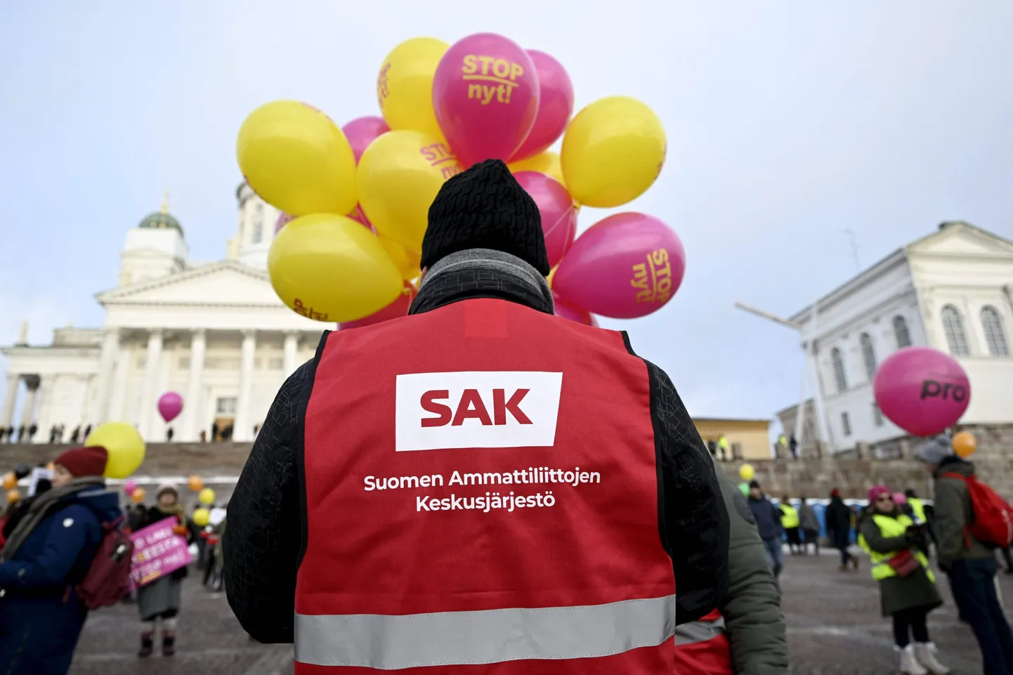 Soome Ametiühingute Keskliidu vestiga meeleavaldaja Helsingi Senativäljakul. Foto on illustratiivne.