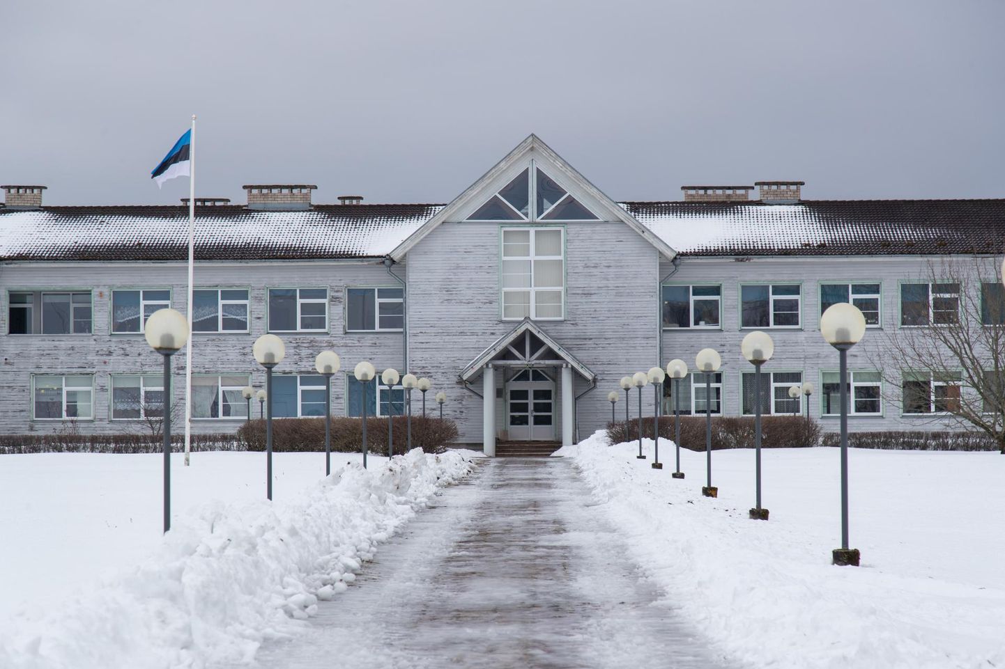 28 aastat vana koolimaja ehituses segati Nõukogude aja lõpu ja Eesti aja alguse tehnikad ning tulemuseks oli hoone, mida tuleks nüüd ligi 4,3 miljoni euro eest renoveerida.

 
